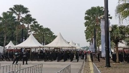 Barikade dan tenda di plaza GBK dengan petugas