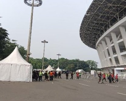 Tenda dan barikade di area luar Gelora Bung Karno saat event
