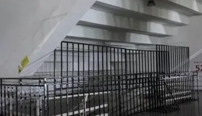 Barikade di lorong sirkulasi GBK